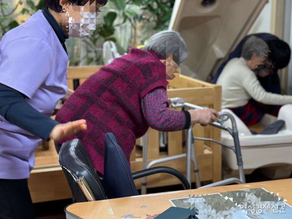 정부에선 노인이 이동 변기, 목욕 의자, 보행기 등 일상생활에서 필요한 복지 용구를 구매하도록 지원하고 있다. 하지만 공적 급여로 제공되는 서비스가 취지와 달리 실효성을 못 내고 있다는 지적이 잇따른다. 사진은 경기도 용인시에 위치한 한 요양시설 모습으로 기사 내용과 무관하다. /김현우 기자