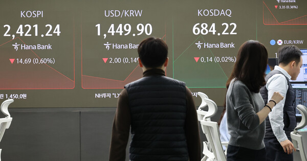 20일 오전 서울 중구 하나은행 본점 딜링룸 현황판 /연합뉴스