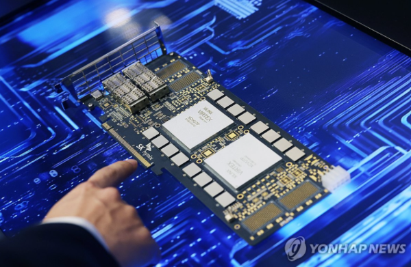 미국 상무부가 SK하이닉스에 대한 반도체 보조금 지원을 최종적으로 확정하며 약 6600억원 규모의 직접 보조금을 체결했다. 사진은 10월 서울 강남구 코엑스에서 열린 제26회 반도체 대전 SEDEX 2024 SK하이닉스 부스에 AI 가속기 카드인 AiMX가 전시돼 있다. /연합뉴스