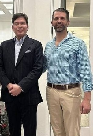 정용진 신세계그룹 회장이 지난 1월 트럼프 당선인의 장남 트럼프 주니어와 함께 찍은 사진을 자신의 소셜미디어에 게재했다. /정용진 회장 인스타그램