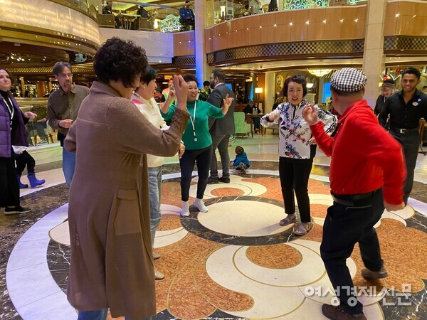 우리나라 사람들은 점잖게 있어야 남에게 빈틈이 없어 보인다고 생각하는 편이다. 남 앞에 잘 나서지도 않는다. 그러나 누군가 나서 춤을 추면 열광한다. /사진=강신영