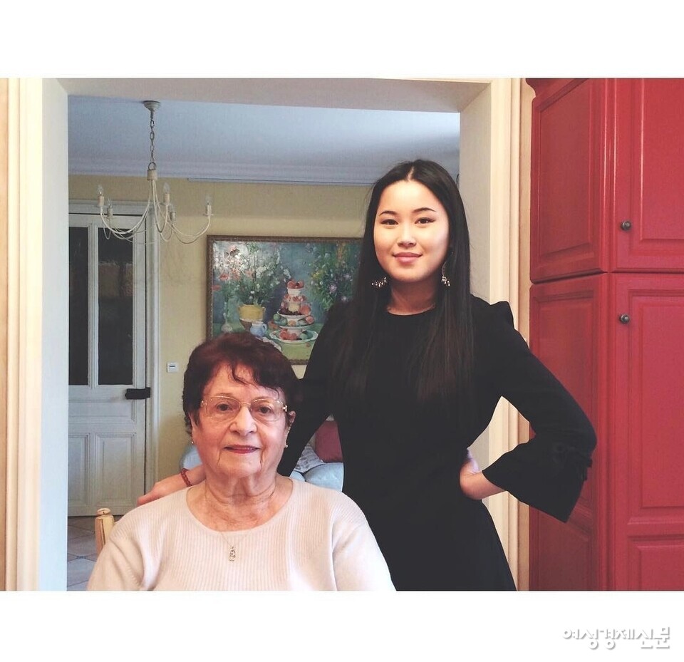 지난 2016년 한국으로 와 교환학생을 거쳐 직장 생활을 하고 있는 베트남계 프랑스인 리아(Lia). 사진은 양부모님과 함께 있는 리아(오른쪽)의 모습 /본인 제공