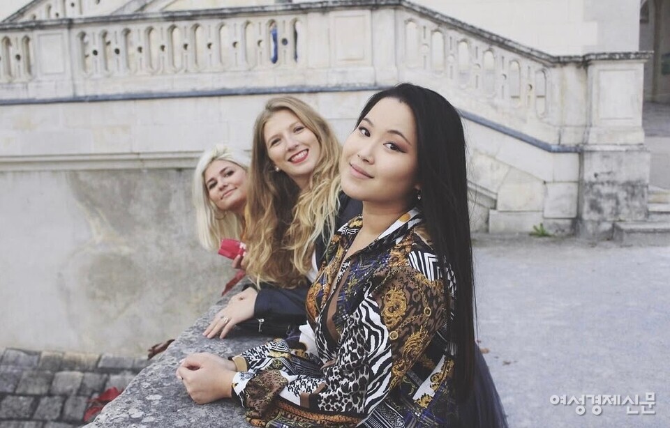 리아(맨 앞)와 친구들. 리아는 한국에서 외교 관련 업무를 맡고 있다. /본인 제공