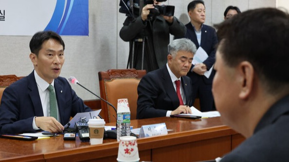 이복현 금감원장(왼쪽)이 지난 20일 오전 서울 여의도 건설공제회관에서 열린 부동산 전문가·건설업계 간담회에서 발언하고 있다. /연합뉴스 