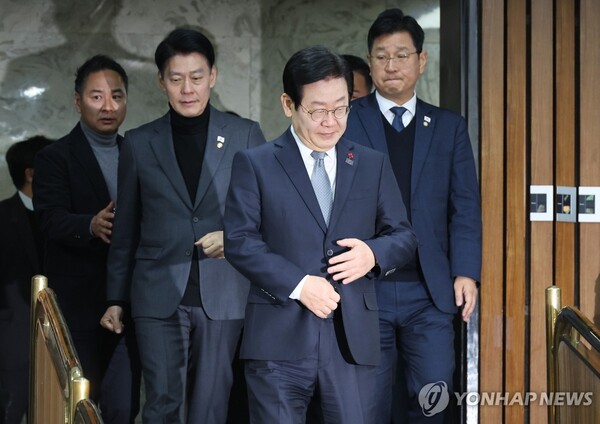 더불어민주당 이재명 대표가 19일 오전 서울 여의도 국회에서 열린 '행복하고 정의로운 대한민국, 상법 개정 어떻게 할 것인가?' 토론회에 참석하고 있다. /연합뉴스