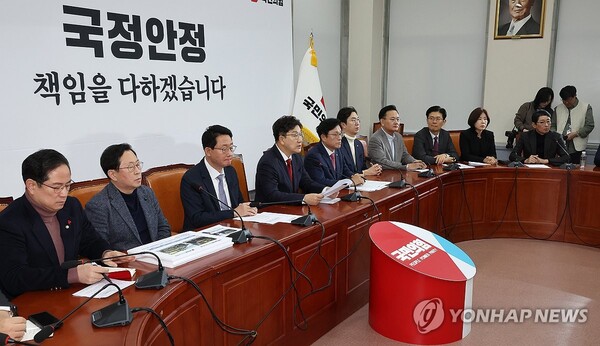 국민의힘 권성동 대표 권한대행 겸 원내대표(왼쪽에서 네 번째)가 23일 오전 국회에서 열린 원내대책회의에서 발언하고 있다. /연합뉴스