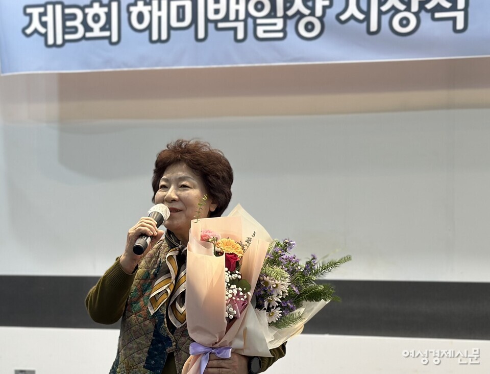 윤씨는 23일 개최한 제3회 해미백일장 시상식에서 "해미백일장에 도전해 보라고 말해준 센터장님에게 감사하다. 나를 시인이라 칭하며 응모하기를 권했다. 센터가 빛나는 데 조금이라도 일조한 것 같아 기쁘다"라며 수상 소감을 전했다. /김정수 기자