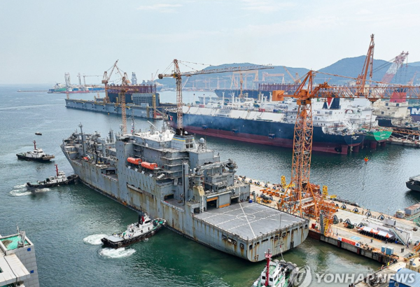 미국 의회가 자국 조선업 강화를 위한 '선박법'을 발의하면서 한국 조선업에 긍정적인 영향이 예상되고 있다. 미 해군 함정, 국내 최초 한화오션 사업장 입항 /연합뉴스