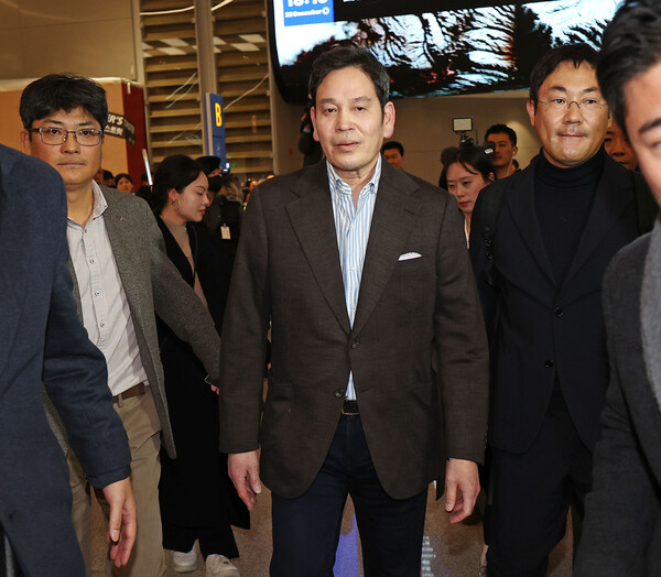 미국에서 도널드 트럼프 미 대통령 당선인을 만난 정용진 신세계그룹 회장이 22일 인천국제공항 제2여객터미널을 통해 귀국해 이동하고 있다. /연합뉴스