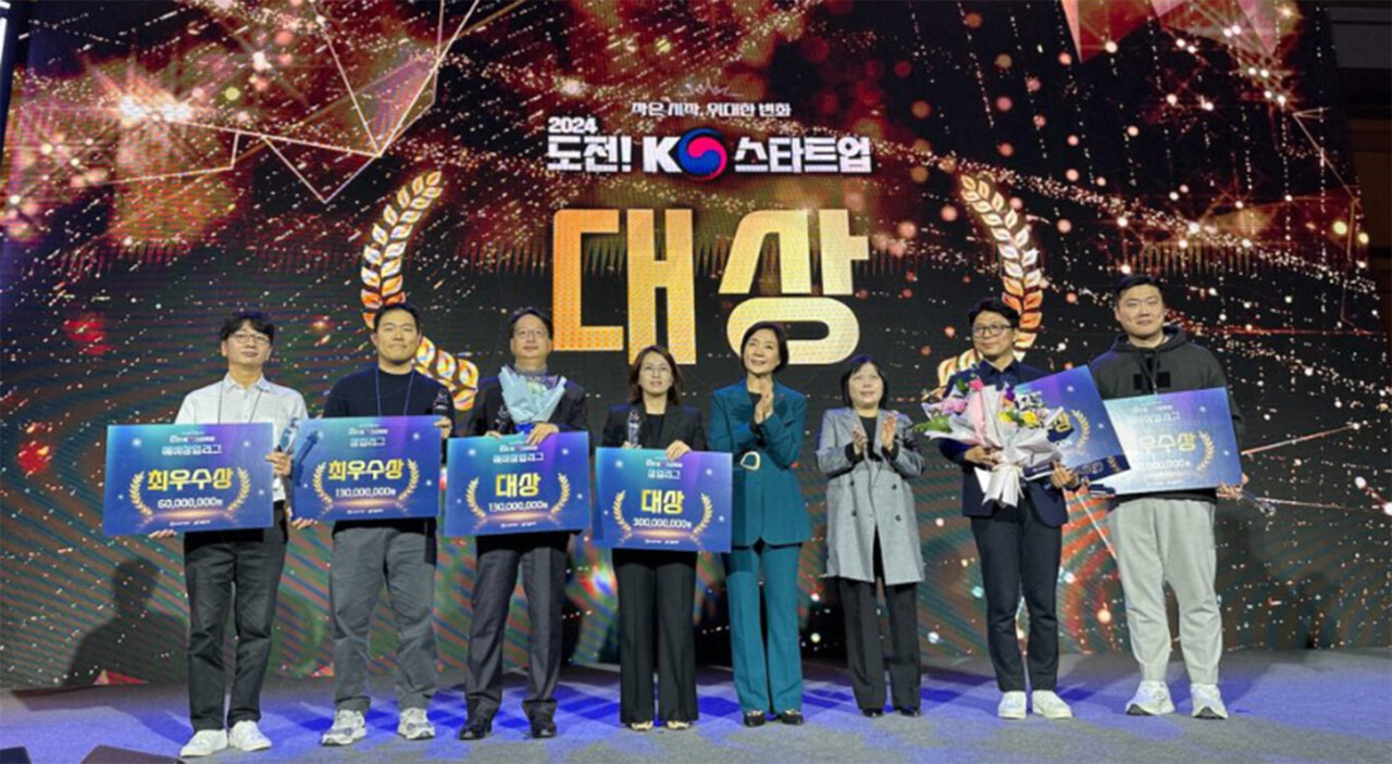 12일 서울 코엑스에서 열린 '도전! K-스타트업’ 창업경진대회에서 중소벤처기업부 오영주 장관(왼쪽 다섯번째)과 상을 받은 벤처기업 대표들이 기념사진을 찍고 있다. /포스코그룹