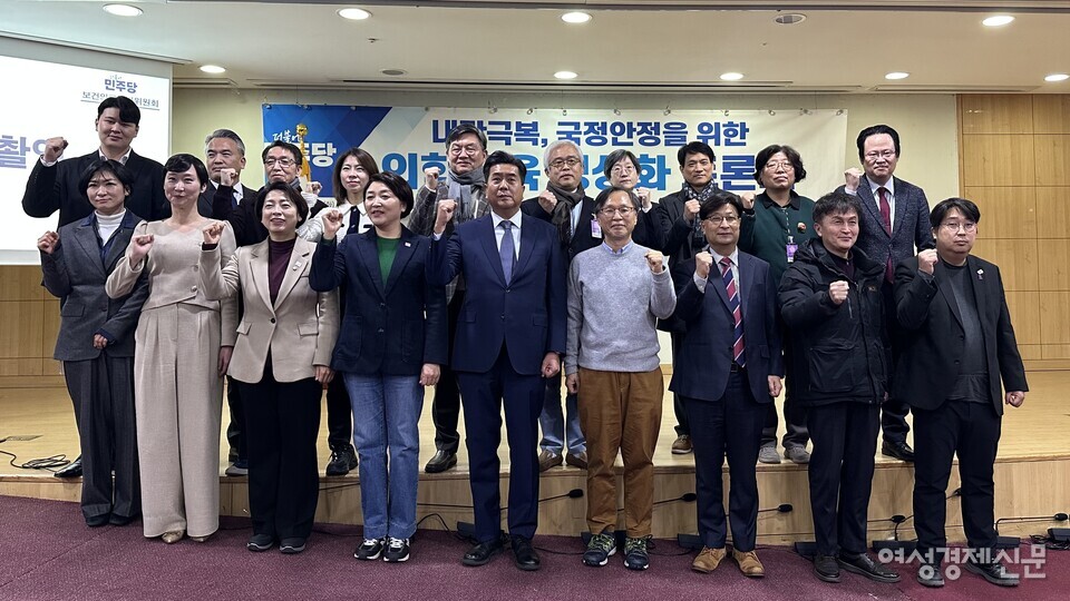 강청희 더불어민주당 보건의료특별위원회 위원장를 비롯한 참석자들이 24일 오후 서울 여의도 국회 의원회관에서 열린 '내란극복·국정안정을 위한 의학교육 정상화' 토론회에서 기념촬영을 하고 있다. /김정수 기자