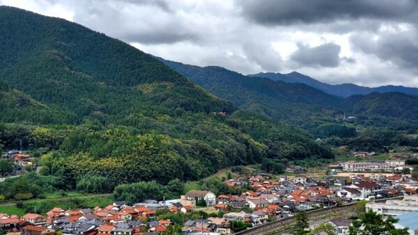 산 위에 빨간 도리이가 보인다. 신사의 첫 번째 도리이다. 도리이는 하나만 있는 것이 아님을 요즘 여행 다니면서 실감하고 있다. 산자락에 마을이 자리하고 있다. 마을 앞을 흐르는 강은 츠와노 강이다. /사진=양은심