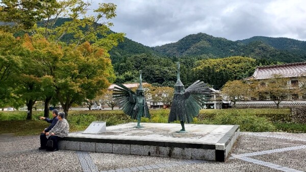 강가에 있는 해오라기 동상 앞에 단체 여행 일행인 노부부가 앉아 쉬고 있었다. 강가에는 초등학생들이 과외수업을 하고 있었다. 문득 과거, 현재, 미래를 본 듯한 착각이 들었다. /사진=양은심