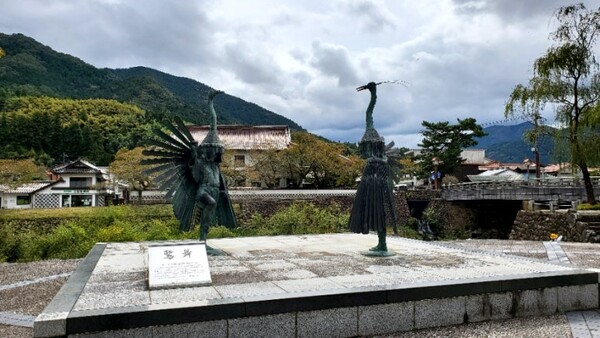 해오라기 춤(鷺舞/さぎまい/사기 마이) 동상. 해오라기 춤은 1542년 교토에서 들여왔으나 일단 사라진다. 그 후 1643년 풍년과 전염병 퇴치를 기원하며, 다시 교토에서 들여와 부활시킨 후 지금에 이른다. 동상은 1994년 강을 복구한 기념으로 세워졌다. /사진=양은심