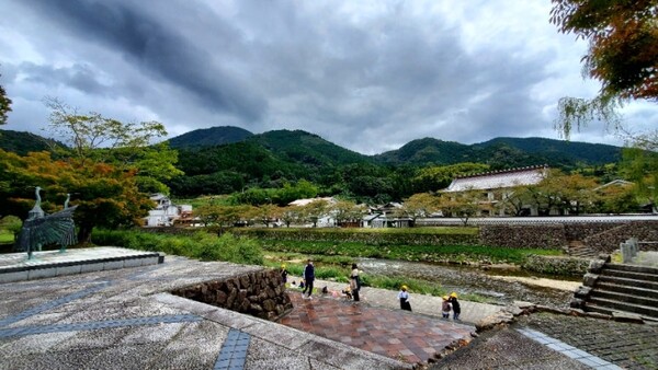 강가에서 과외 수업 중인 초등학생들 /사진=양은심
