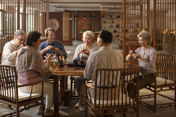 같은 연배가 모여 배우는 교육프로그램은 모두가 비슷비슷한 것을 배운다는 여유와 즐거움, 친목을 더해준다. /게티이미지뱅크