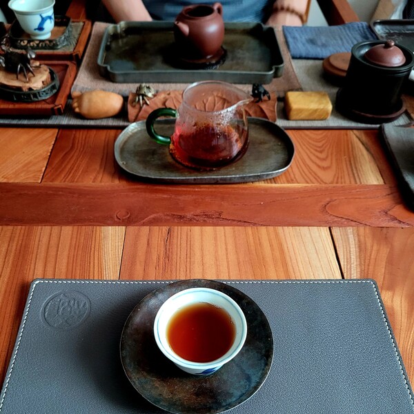 노차는 내 차로 소장해서 마시기는 진위 여부의 판단도 어렵고, 진품 노차라면 가격도 만만찮아서 소장자와 함께 마시는 게 가장 좋다. 노차에 일가견을 가진 다우와 마시면 운 좋게 홍인도 마실 수 있다. /김정관