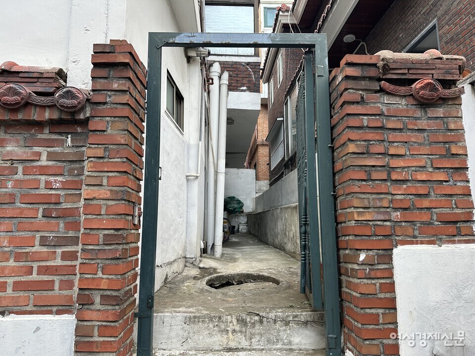 26일 여성경제신문이 서울시 관악구 대학동 고시촌을 찾았다. 고시원, 미니 원룸, 원룸 등으로 이뤄져 있으며 월 15~30만원 이내다. /김정수 기자