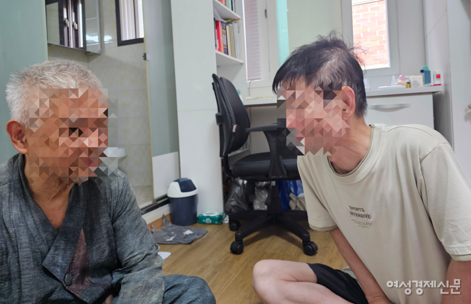 윗마을협의회 회원이 같은 윗마을 주민 방에 방문해 안부를 확인하며 대화를 나누고 있다. /해피인 제공