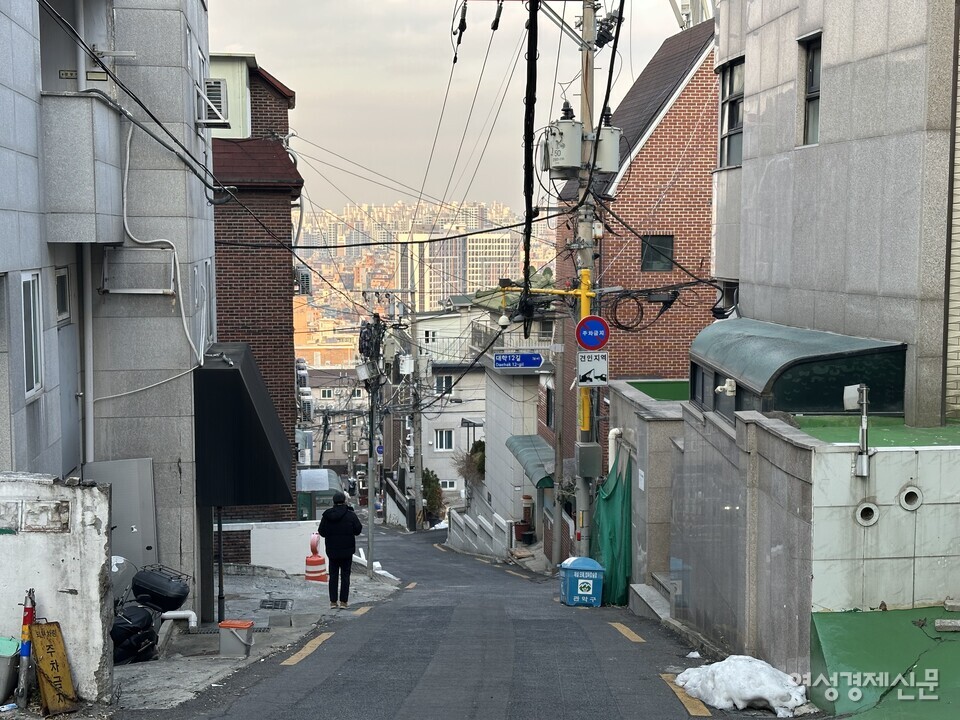관악구 대학동 고시촌의 가파른 언덕길. 이곳에서 50대 남성 A씨를 만났다. 현재 윗말협의회 회원으로 활동 중이다. /김정수 기자