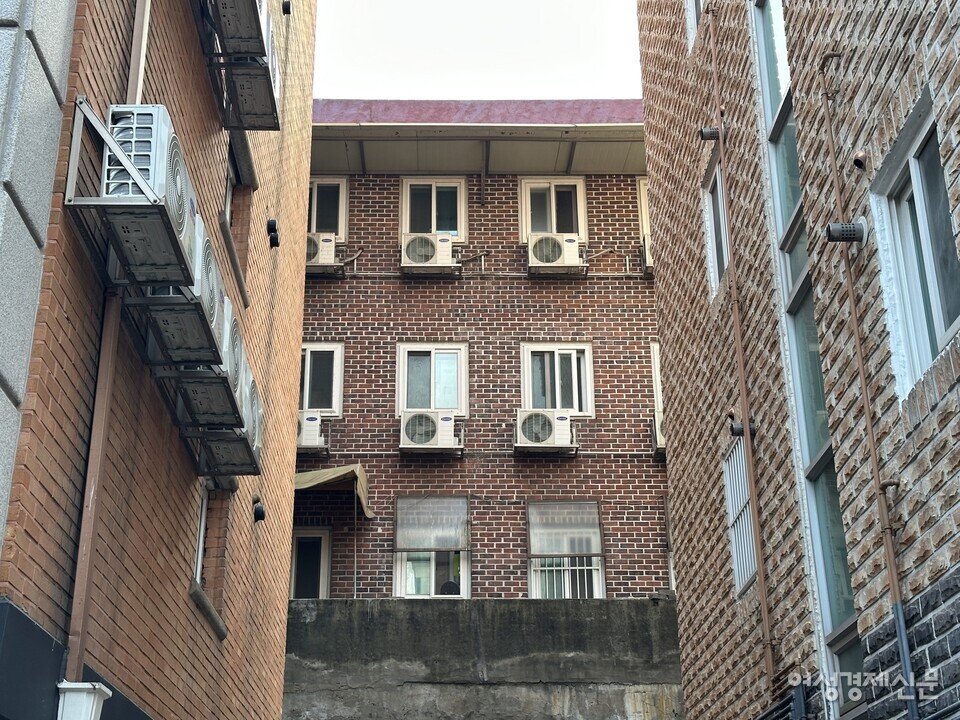 대학동 고시원 외관 모습. 창문 하나당 방 하나다. /김정수 기자