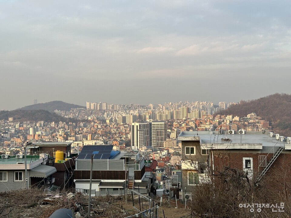 지난 20일 오후 4시 30분경 대학동 고시촌 맨 꼭대기에서 바라본 전경. /김정수 기자