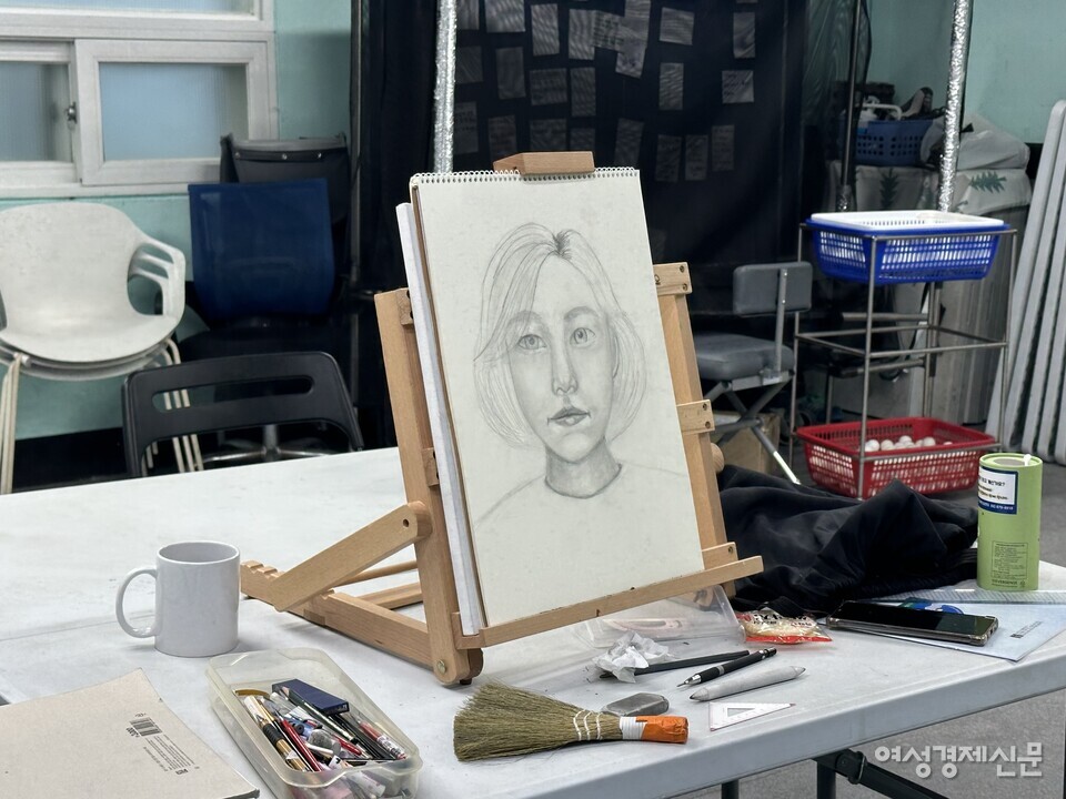 해피인 카페에서 걸어서 5분 거리에는 고시촌 주민들이 자유롭게 드나들 수 있는 커뮤니티 공간이 있다. 지난 20일 오후 3시경 방문한 해당 공간에서 50대 남성 주민이 그림을 그리고 있었다. /김정수 기자