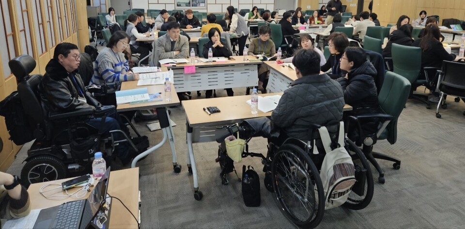 이동의 자유 교통약자이동권보장법 제정을 위한 국민 숙의 토론회 참여자들이 토론하고 있다. /한국사회갈등해소센터