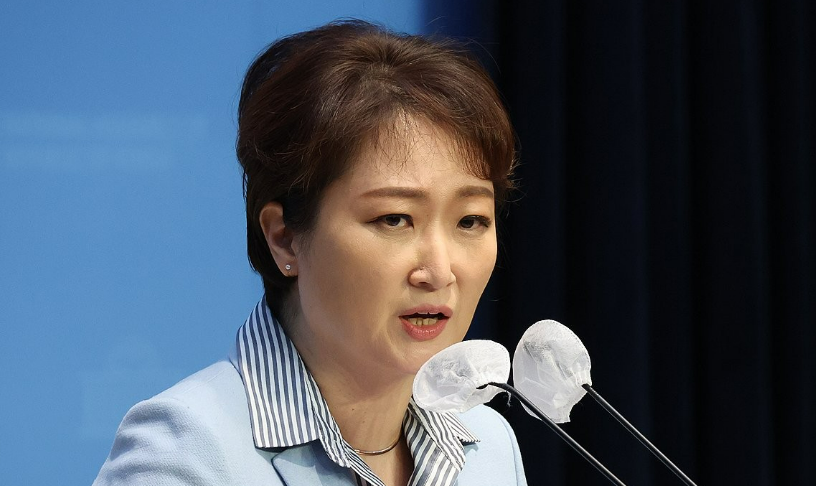 이언주 더불어민주당 국회의원이 26일 계엄 사전 보고를 받았다는 의혹이 제기된 한덕수 대통령 권한대행을 비판했다. /연합뉴스