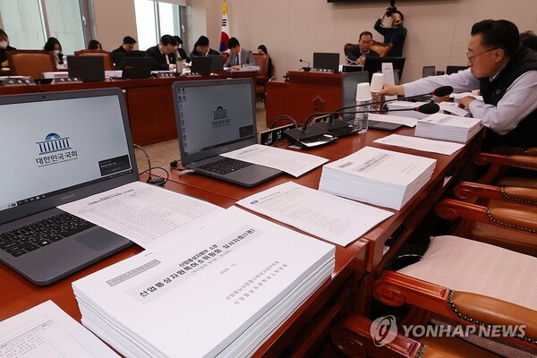 26일 오전 국회 산업통상자원중소벤처기업위원회에서 국가기간 전력망 확충 특별법안 등 안건을 심의하기 위한 산업통상자원특허소위원회가 열리고 있다. /연합뉴스