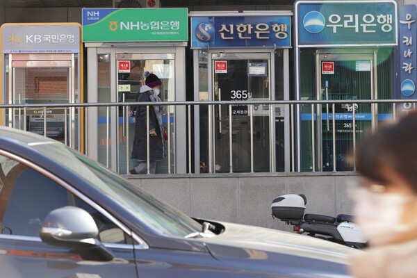 가계대출 평균 금리만 4개월 연속 높아진 것으로 나타났다. 사진은 서울의 한 거리에 설치된 은행 ATM 기기. /연합뉴스