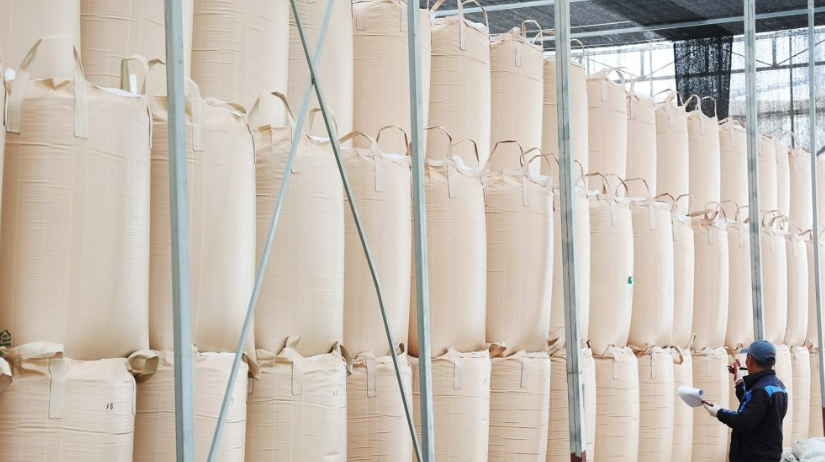 양곡관리법을 둘러싼 대립이 계속되는 상황에서 정치권에서의 갈등으로 결국 농민들의 피해만 커졌다는 비판이 나온다. 사진은 수매한 벼를 살펴보는 관계자의 모습이다. /연합뉴스