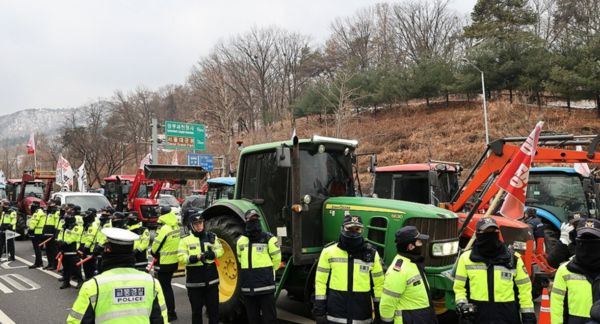 지난 21일 윤석열 대통령 구속 등을 촉구하며 트랙터를 몰고 상경한 전국농민회총연맹 전봉준 투쟁단이 서울 서초구 남태령에서 경찰에 가로막혔다. /연합뉴스