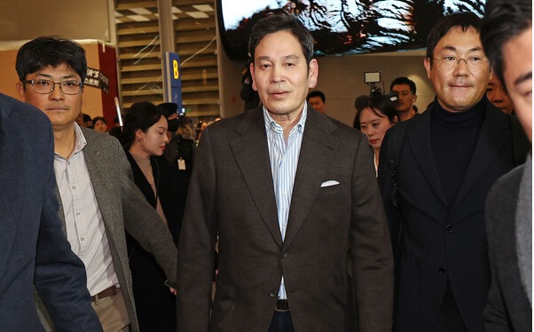 미국에서 도널드 트럼프 미 대통령 당선인을 만난 정용진 신세계그룹 회장이 지난 22일 인천국제공항 제2여객터미널을 통해 귀국해 이동하고 있다. /연합뉴스