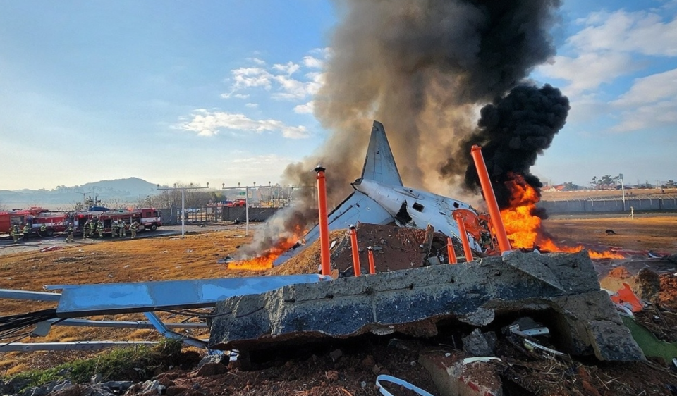 29일 오전 전남 무안군 무안공항에서 승객 175명을 태운 여객기가 추락해 불길이 솟아오르고 있다. /연합뉴스