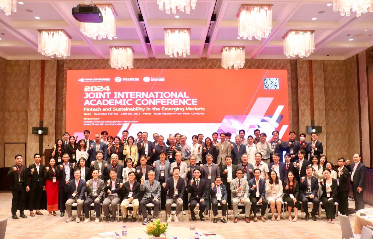 지난 20일 캄보디아 프놈펜 하야트 호텔에서 열린 공동 학술대회 참가자들이 기념 촬영을 하고 있다. /한국금융법학회