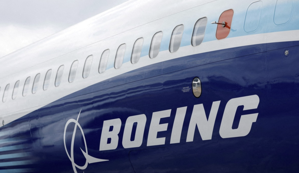 승객과 승무원 181명 중 대부분이 사망한 이번 사고는 이미 올해 들어 31% 하락한 보잉 주가에 추가적인 악재로 작용할 가능성을 높이고 있다. 과거 중국 동방항공의 유사 사고와 마찬가지로 이번 참사는 보잉 항공기의 안전성에 대한 신뢰를 다시 한번 시험대에 올려놓았다. /연합뉴스