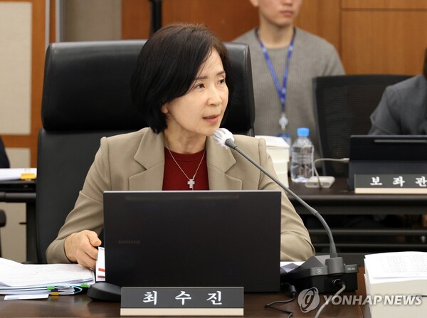 국민의힘 최수진 의원이 10월 17일 대전 한국과학기술원(KAIST)에서 열린 국회 과학기술정보방송통신위원회의 국정감사에서 질의하고 있다. /연합뉴스 