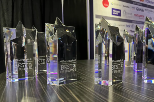 지난 9월 뉴욕에서 열린 세계적인 핀테크 경연 행사 2024년 피노 베이트(Finovate Fall)에서 한인 2세인 다니엘 안과 조셉 안 형제가 베스트 쇼 상을 받았다. /피노 베이트