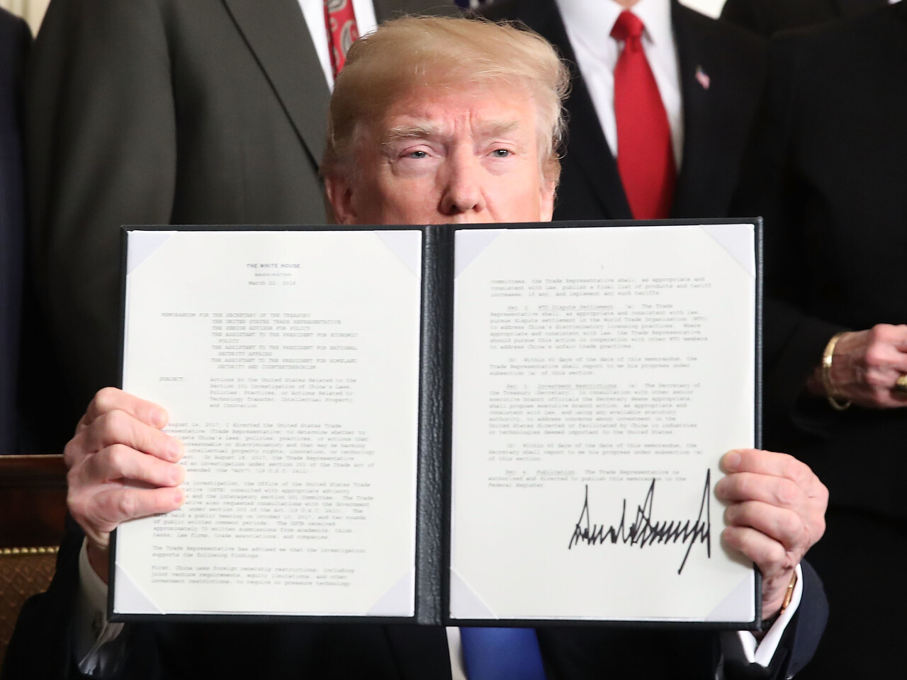 도널드 트럼프 미국 대통령이 2018년 3월 22일 백악관에서 '중국의 경제침략을 표적으로 하는 행정명령'에 서명한 뒤 문서를 들어 보이고 있다. /연합뉴스