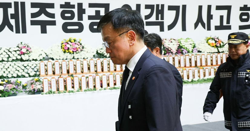 최상목 대통령 권한대행 부총리 겸 기획재정부 장관이 30일 전남 무안 스포츠파크에 마련된 제주항공 여객기 사고 희생자 합동분향소에서 조문 후 이동하고 있다. /연합뉴스