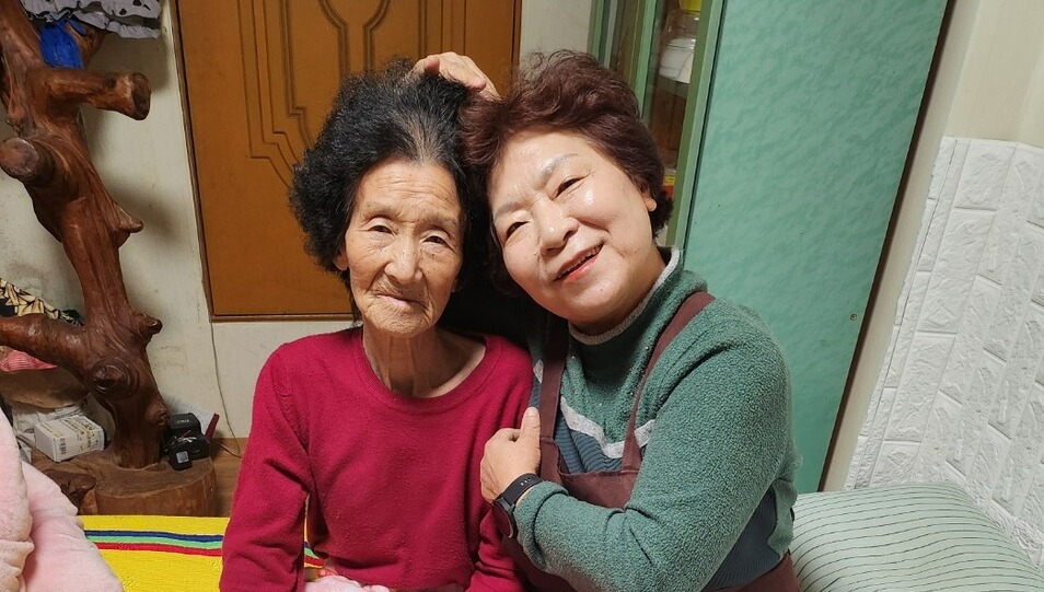 ‘노노(老老) 케어’ 이 숭고한 일터에 우뚝 설 수 있도록 날 불러주시는 어르신들과 보호자들께 감사드립니다. /윤혜숙