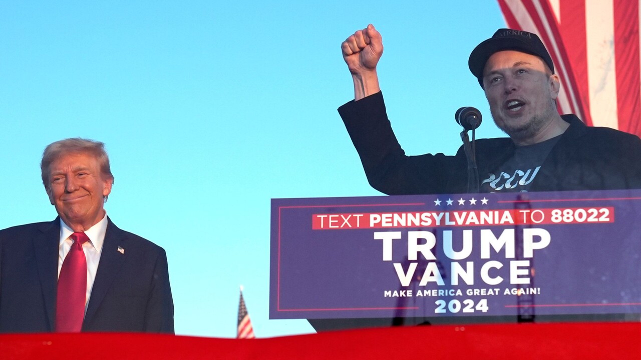 10월 초 미국 펜실베이니아에서 일론 머스크 테슬라 최고경영자(CEO)가 도널드 트럼프 대통령 후보 지지 연설을 하고 있다. /AP=연합뉴스