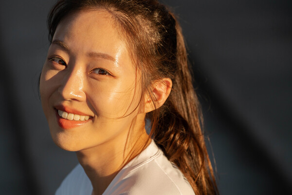 환한 미소는 상대방에게 신뢰와 호감을 전달하며 상호작용의 문을 열고 관계를 긍정적으로 발전시키는 계기가 된다. /게티이미지뱅크