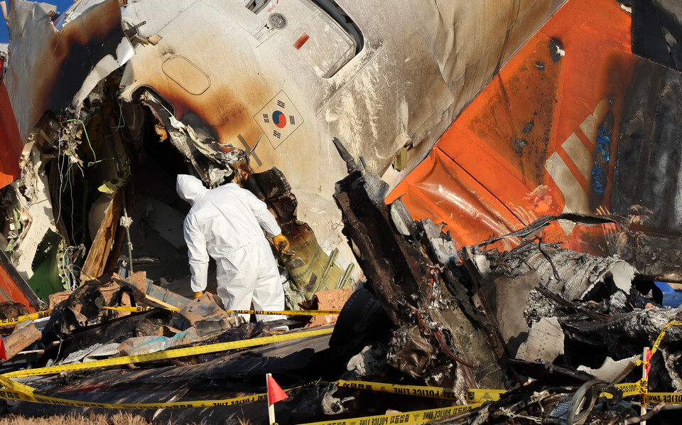 1일 오후 전남 무안군 무안국제공항 제주항공 여객기 참사 현장에서 국토부 항공철도사고조사위원회 관계자 등이 사고 현장을 조사하고 있다. /연합뉴스