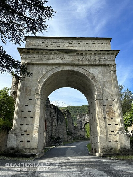 로마제국 최초 황제 아우구스투스의 개선문. 기원전 8~9년 /사진=박재희