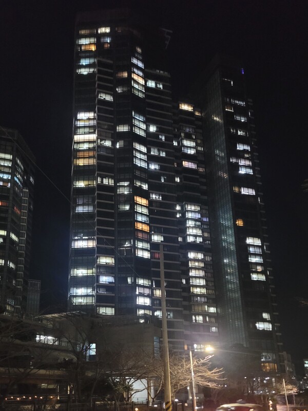 2024년 12월 31일 밤 9시, 한 해 마지막 날 이 시간에 불 꺼진 집이 없어야 마땅하지 않을까? 그나마 불 켜진 집이 더 많아서 다행이라고 생각해야 하는지 모르겠다. 식구들이 집에 들어오지 않은 게 아파트 때문이라고 몰아세우는 건 아니지만, 아니라고 말할 수도 없다. /사진=김정관