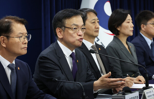 최상목 경제부총리 겸 기획재정부 장관이 지난 7월 서울 종로구 정부서울청사에서 관계부처 장·차관들과 2024년 하반기 경제정책방향 및 역동경제 로드맵 발표를 하고 있다. / 연합뉴스