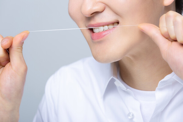 칫솔질만으로는 치아가 서로 맞닿아 있는 부위는 닦이지 않으므로 치실을 꼭 함께 사용해야 한다. 치아와 치아 사이의 치태는 이 치실을 이용해야만 제거가 될 수 있기 때문이다. /게티이미지뱅크