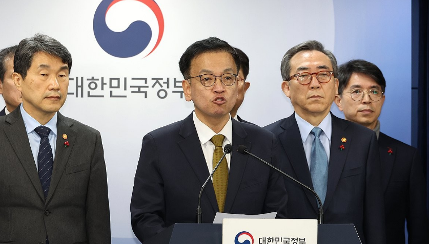 최상목 대통령 권한대행이 지난 12월 27일 서울 종로구 정부서울청사에서 한덕수 전 대통령 권한대행 탄핵에 대한 입장을 발표하고 있다. /연합뉴스